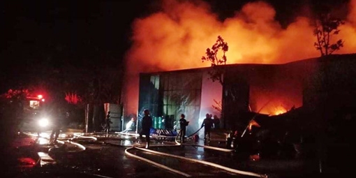 3 giờ khống chế đám cháy kho xưởng