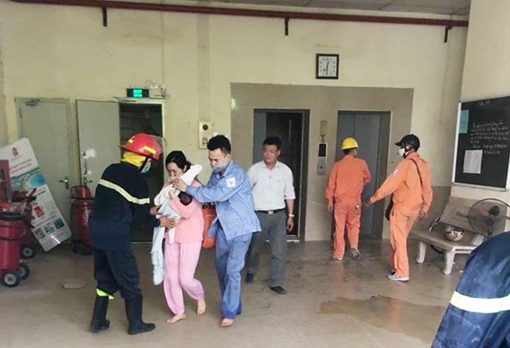 Mở thang máy giải cứu 4 người mắc kẹt trong đám cháy chung cư