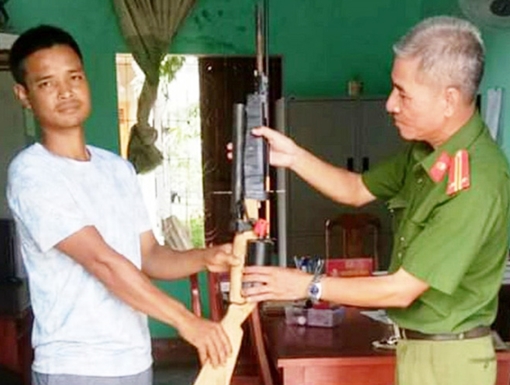 Người dân tích cực giao nộp vũ khí, vật liệu nổ