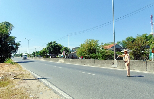 CSGT bám đường dưới trời nắng nóng