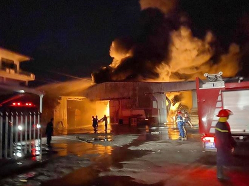 Kho chứa hàng đồ gỗ nội thất phát hỏa dữ dội trong đêm