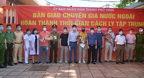 Hết hạn cách ly tập trung, 8 chuyên gia nước ngoài trở lại làm việc