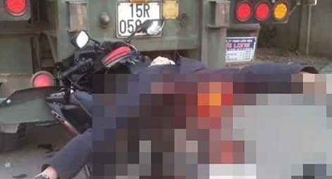 Chạy xe máy đâm vào xe container đang đỗ, nam thanh niên tử vong