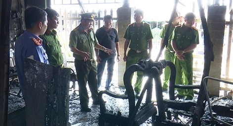 Giám đốc Công an trực tiếp chỉ đạo điều tra tại hiện trường vụ đốt nhà dân