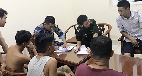 Tàu chở cát bất ngờ gãy làm đôi 