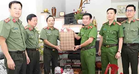 Công an tỉnh Yên Bái thăm, tặng quà gia đình chính sách 