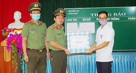 Tặng khẩu trang cho Hội đồng thi trường THPT A Phủ Lý