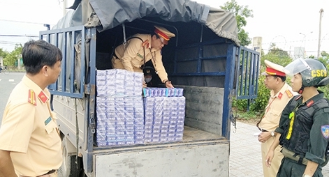 CSGT bắt giữ 3 ôtô tải vận chuyển thuốc lá lậu