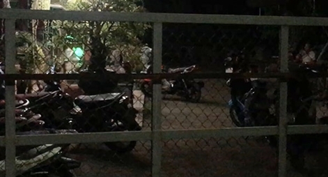 Ngoài khóa cửa phòng dịch, trong đánh bạc