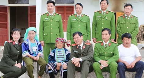 Tên các anh đã tạc vào đá núi!