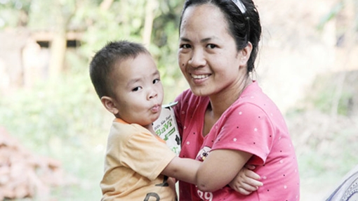 Người mẹ đơn thân nuôi con bằng… chân