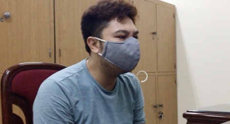 Ngang nhiên cẩu trộm 2 ô tô trong chiều mưa