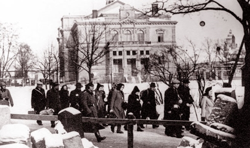 Tình mẫu tử trong chiếc giày ở trại Auschwitz