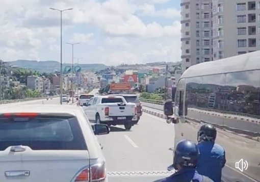 Xử lý 2 lái xe ô tô chèn nhau trên cầu Bãi Cháy