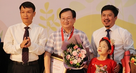 Nhà văn Nguyễn Nhật Ánh đoạt giải “Hiệp sĩ Dế Mèn”