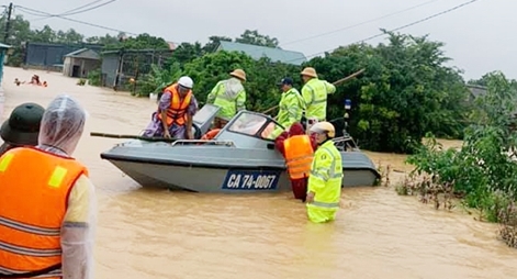 Lũ dâng nhanh nhấn chìm nhiều nơi tại Quảng Trị