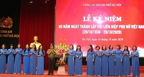 Trao tặng Kỷ niệm chương “Vì sự phát triển của phụ nữ Việt Nam” cho 23 cá nhân