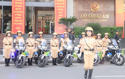 Duyên dáng và trang nghiêm nữ Cảnh sát giao thông dẫn đoàn