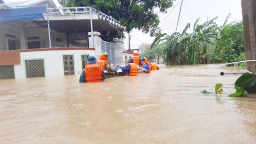 Vượt lũ làm điểm tựa cho dân