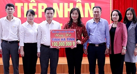 Ấm áp tình người Bưu điện trong bão lũ