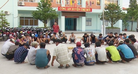 Bắt giữ 36 đối tượng đá gà ăn tiền