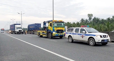Tông xe liên hoàn trên cao tốc, nhiều người thoát chết trong gang tấc