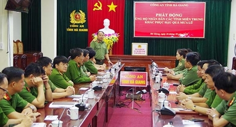 Công an Hà Giang quyên góp ủng hộ đồng bào miền Trung khắc phục hậu quả mưa lũ