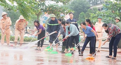 Công an cùng giáo viên vệ sinh trường học, giúp dân khắc phục hậu quả lũ lụt