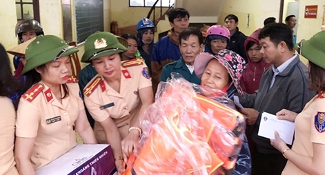 Nữ cảnh sát giao thông sẻ chia với bà con vùng lũ