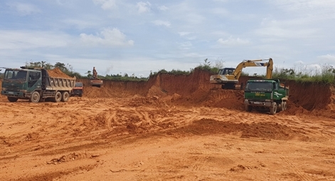 Xẻ núi, bạt đồi gây biến dạng địa hình