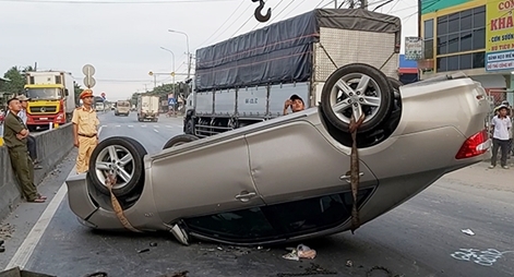 Xe con lật ngửa trên QL1A, nhiều người may mắn thoát nạn
