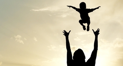 Cho con “bay” qua cổng trường vì… muộn học