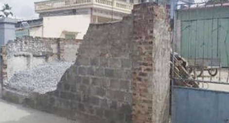 Triệu tập đối tượng liên quan vụ tường đổ khiến nữ sinh lớp 6 tử vong