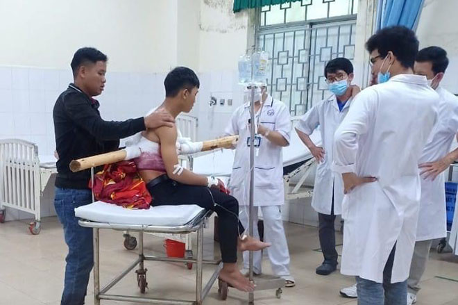 Nam sinh cấp cứu với đoạn gỗ gần 2m xuyên thân người