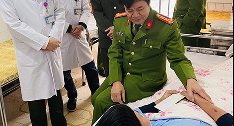 Thăm hỏi, động viên cán bộ bị thương khi bắt tội phạm ma túy