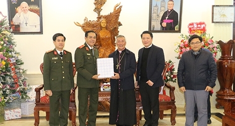 Công an Nghệ An chúc mừng các cơ sở tôn giáo dịp lễ Giáng sinh 2020