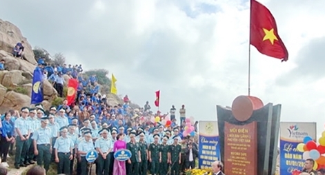 Lễ chào cờ và đón năm mới 2021 tại điểm cực Đông trên đất liền