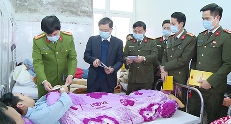 Thăm hỏi cán bộ Công an xã bị thương khi trấn áp tội phạm