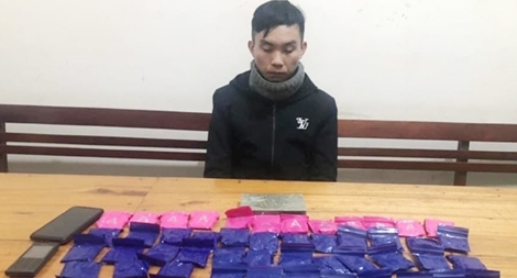 Vận chuyển 1 bánh heroin và 12.400 viên hồng phiến