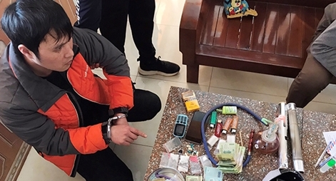 Bắt vụ tàng trữ ma túy, thu 2 khẩu súng