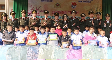 Trao 133 suất quà tặng học sinh nghèo và hộ khó khăn xã Mường Phăng