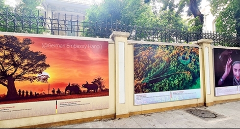 Trưng bày 21 bức ảnh về văn hóa Việt Nam trên tường ĐSQ Đức