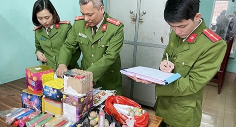 Người dân tự giác giao nộp 20kg pháo và 9 khẩu súng