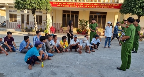 Đột kích trường gà chiều 29 Tết, hàng chục con bạc chạy tán loạn