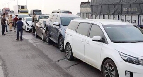 Bốn ô tô đâm liên hoàn trên đường Võ Chí Công