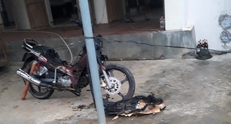 Mâu thuẫn với bố chồng, con dâu tẩm xăng đốt nhà