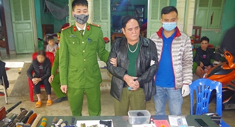 Khám nhà đối tượng mua bán trái phép ma túy, thu giữ nhiều súng đạn