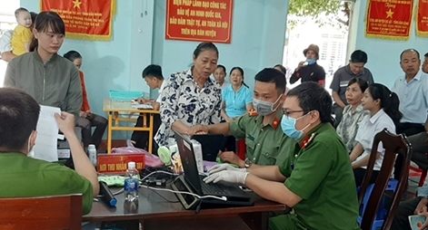 Công an huyện biên giới Cư Jút một ngày nhận 817 hồ sơ cấp CCCD 