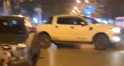  2 tài xế xô xát sau va chạm, điều khiển xe đâm vào ô tô đối thủ