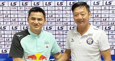 Màn đấu trí của Kiatisak và Lê Huỳnh Đức